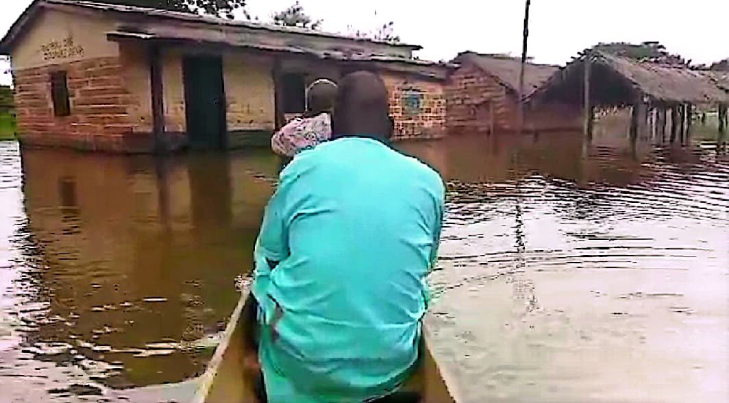 OMSCentrafrique's tweet photo. 🚨ALERTE  inondations 🇨🇫

Le @MSPCentrafrique &amp; l'#OMS s’inquiètent d'un risque de recrudescence du #paludisme et de survenue de #choléra suite aux inondations en cours qui ont déjà affecté près de 3 000 ménages dans les régions sanitaires N° 1 et 7 selon un rapport de @IOM_CAR. https://t.co/0rtwcGAcAn