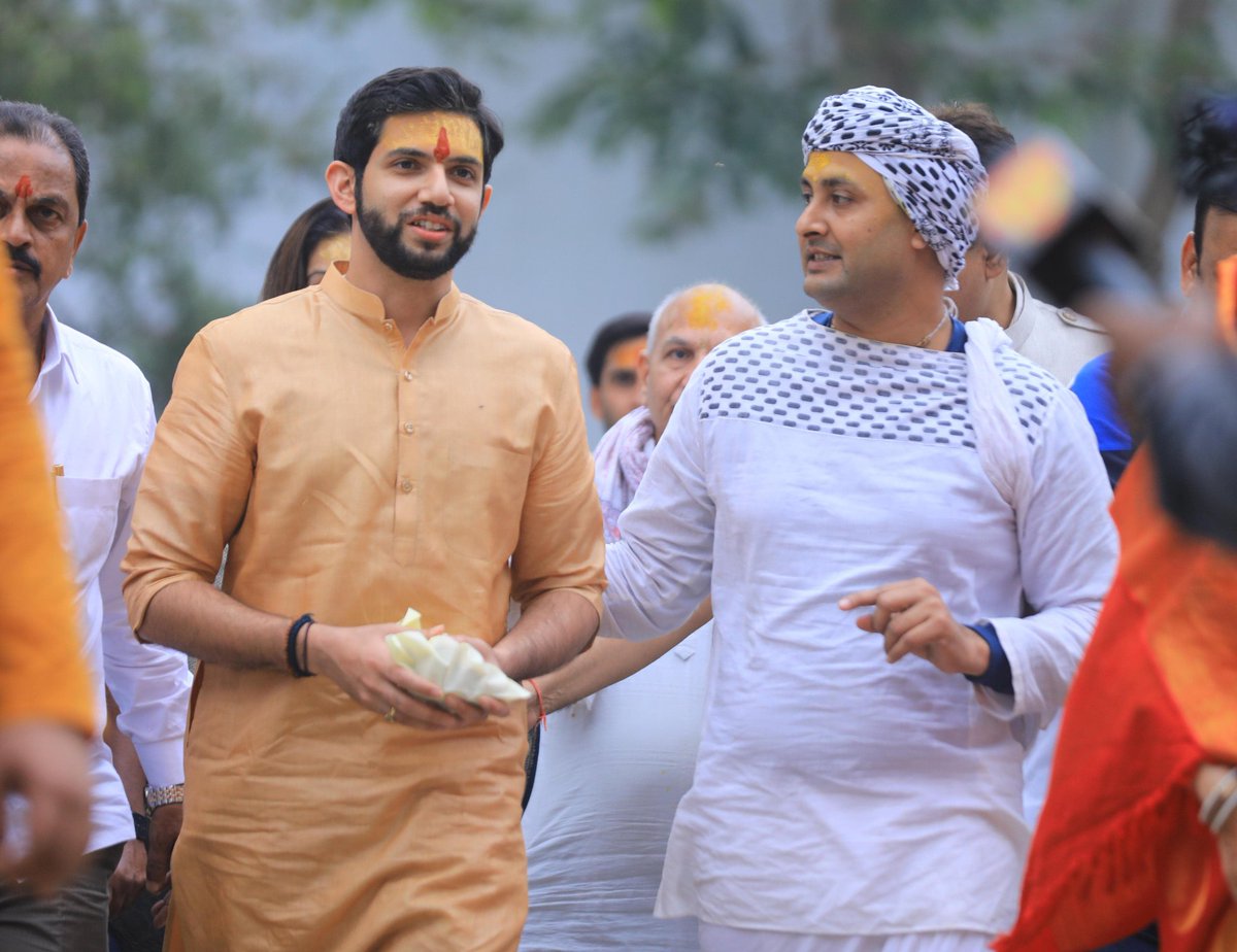 ShivSenaUBT_'s tweet photo. युवासेना प्रमुख, शिवसेना नेते, आमदार आदित्य ठाकरे ह्यांनी सौ. रश्मीवहिनी ठाकरे व खासदार प्रियंका चतुर्वेदी जी ह्यांच्यासह मथुरा-वृंदावन मार्गावर असलेल्या टटिया स्थानाला भेट दिली.

@AUThackeray https://t.co/MLqHBuuCBv