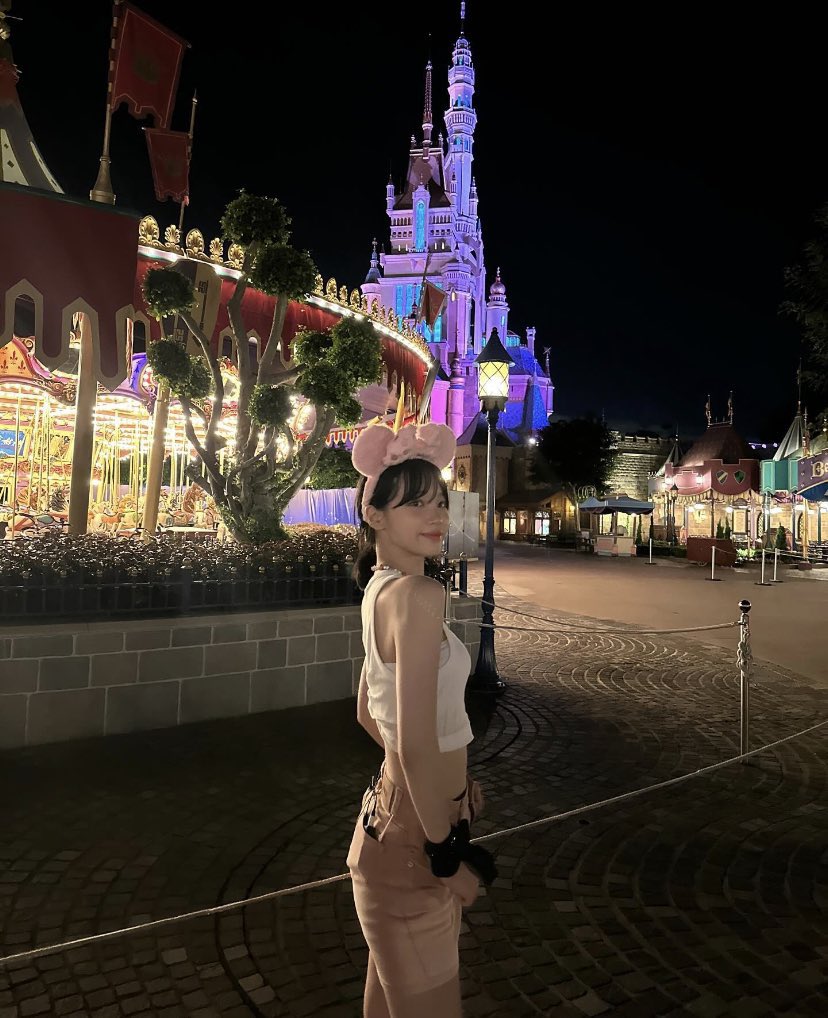 caewonni's tweet photo. A beautiful night at Disneyland is a magical experience that transports you to a world of enchantment and wonder. As the sun dips below the horizon, the park transforms into a mesmerizing tapestry of lights, colors, and the infectious laughter immersed in the joy. https://t.co/im50ZO0MaI