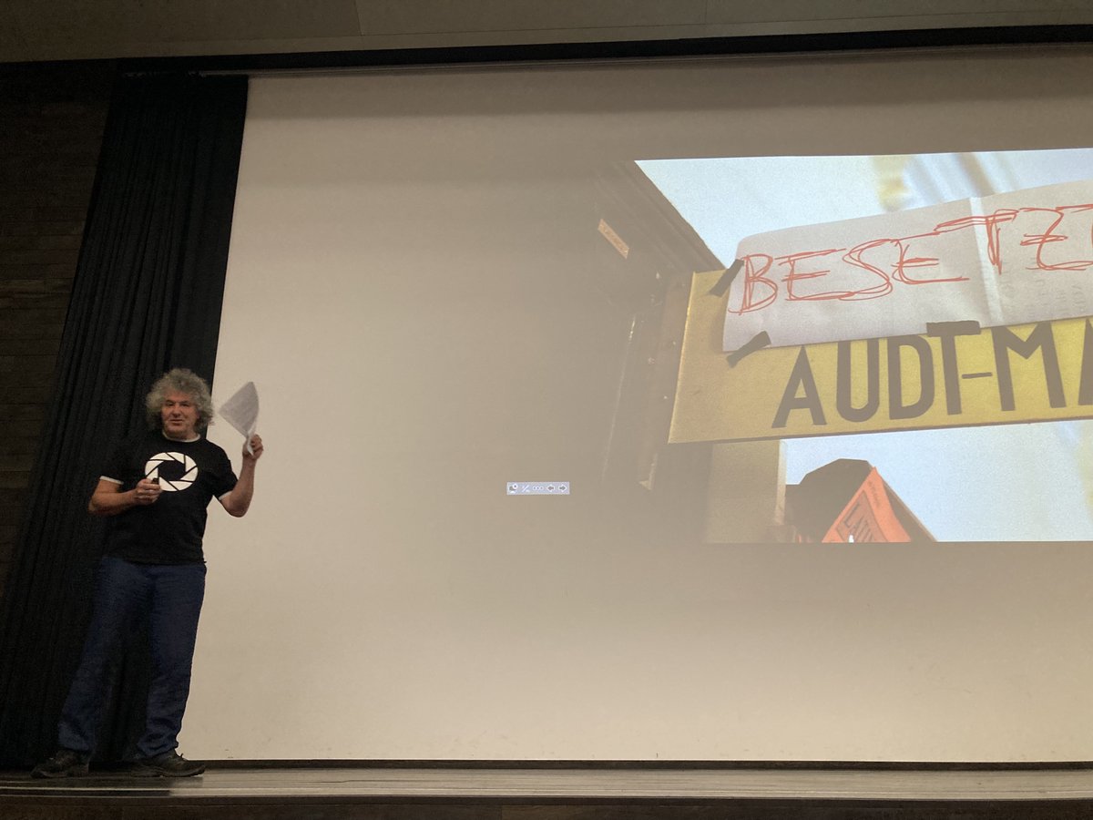 . @MatthiasCremer beginnt seine dreiteilige Herzl Dozentur zur Pressefotografie in Zeiten des journalistischen Wandels mit Bildern von den vielen Besetzungen des Audimax der @univienna.