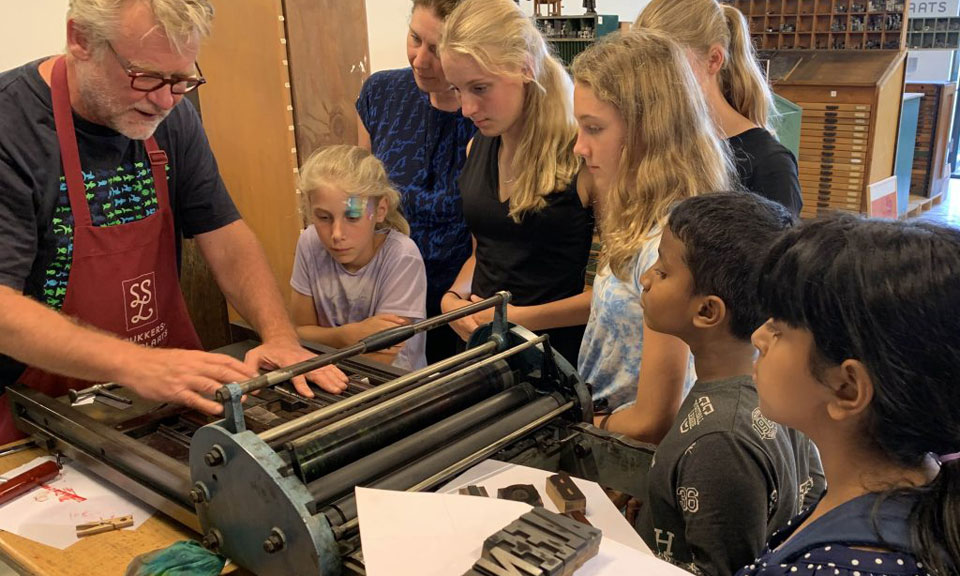 Al gestemd voor de #Erfgoedvrijwilligersprijs? Ook de Goudse Drukkerswerkplaats is genomineerd. Stem vóór 1 dec. en steun deze vrijwilligers die onmisbaar zijn voor behoud en beleefbaar maken van ons erfgoed in Zuid-Holland👉erfgoedvrijwilligersprijs.nl/stemmen/
@Drukwerkplaats <a href="/erfgoedhuiszh/">Erfgoedhuis Zuid-Holland</a>