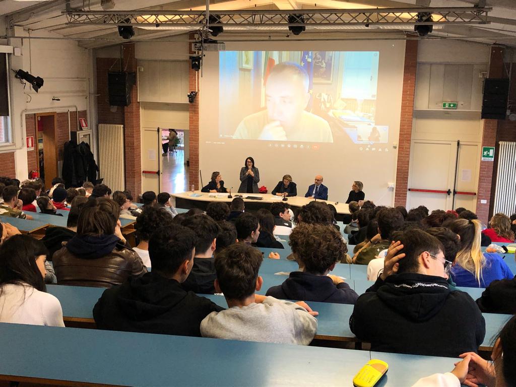 👩‍🏫 A scuola di #legalità. Gli studenti del Liceo Scientifico Albert Einstein di Rimini hanno partecipato ad un incontro organizzato da <a href="/Upi_ER/">UPI Emilia-Romagna</a> in collaborazione con l’ <a href="/AssembleaER/">Assemblea ER</a>  e moderato da <a href="/LuanaPlessi/">Luana Plessi</a>, direttrice di UPI Emilia-Romagna ➡️ bit.ly/3sRqlrz