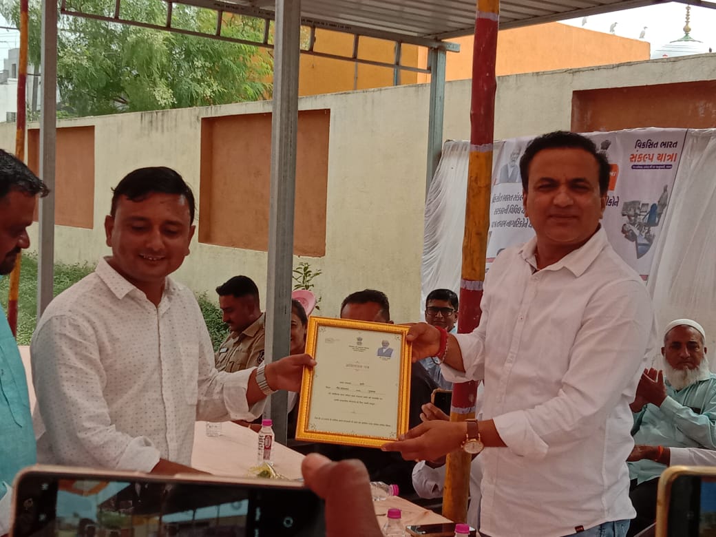 MansinghP_BJP's tweet photo. *વિકસિત ભારત રથ સંકલ્પ યાત્રા હેઠળ 2 મહિના સુધી ગુજરાતના 14,620 ગામોમાં 129 રથો દ્વારા નાગરિકોને અપાશે સરકારી યોજનાઓની માહિતી આ કાર્યક્રમ ના અનુસંધાને આજરોજ વેરાવળ તાલુકાના ડારી ગામ ખાતે વિકસિત ભારત રથ નું સ્વાગત કર્યું https://t.co/W25Fwi1wNa