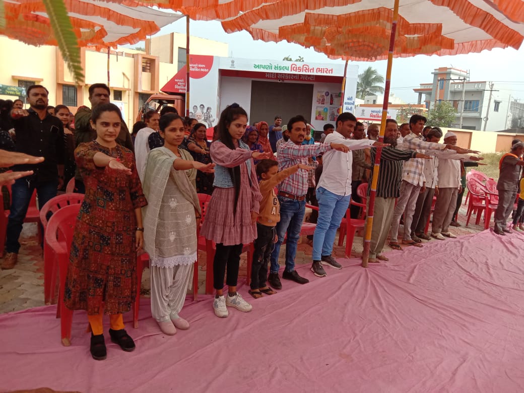 MansinghP_BJP's tweet photo. *વિકસિત ભારત રથ સંકલ્પ યાત્રા હેઠળ 2 મહિના સુધી ગુજરાતના 14,620 ગામોમાં 129 રથો દ્વારા નાગરિકોને અપાશે સરકારી યોજનાઓની માહિતી આ કાર્યક્રમ ના અનુસંધાને આજરોજ વેરાવળ તાલુકાના ડારી ગામ ખાતે વિકસિત ભારત રથ નું સ્વાગત કર્યું https://t.co/W25Fwi1wNa