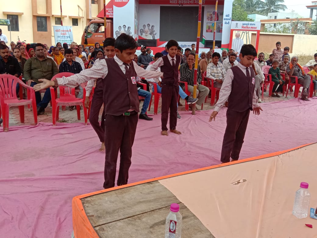 *વિકસિત ભારત રથ સંકલ્પ યાત્રા હેઠળ 2 મહિના સુધી ગુજરાતના 14,620 ગામોમાં 129 રથો દ્વારા નાગરિકોને અપાશે સરકારી યોજનાઓની માહિતી આ કાર્યક્રમ ના અનુસંધાને આજરોજ વેરાવળ તાલુકાના ડારી ગામ ખાતે વિકસિત ભારત રથ નું સ્વાગત કર્યું