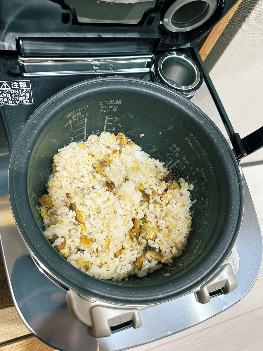 saucydog_sinn's tweet image. 復興の花@新潟県糸魚川市

楽し過ぎたな。弾き語り面白いな。お酒はほどほどにな。
貰ったお米と食べ切れなかった焼き栗で栗ご飯作った。美味しかったです🌰