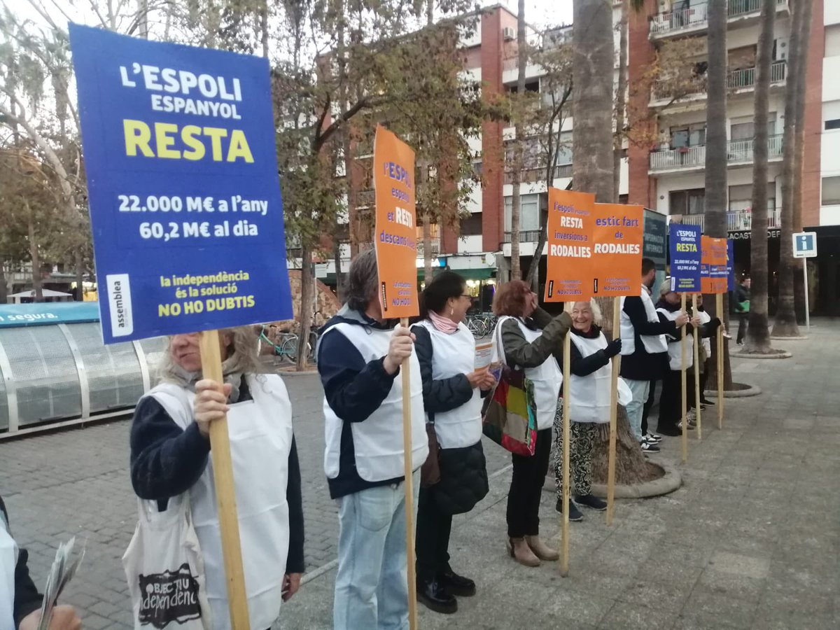 GentgranA's tweet photo. Avui veïns de Masnou i Castelldefels amb Gent Gran han denunciat a les estacions de Rodalies el perjudici de l’espoli espanyol que RESTA benestar als catalans . 22.000 M€ cada any. Estem farts de Rodalies. Estem farts de l’espoli 
#lespoliespanyolresta https://t.co/0vblgTlKNi