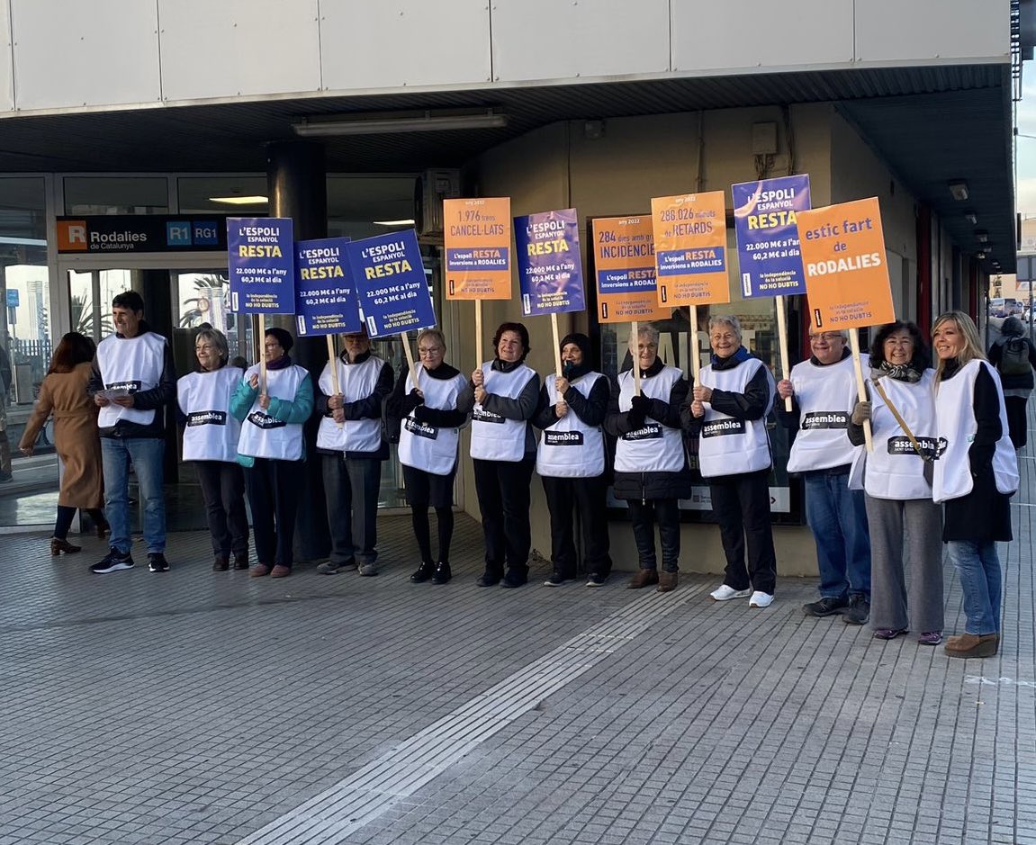 GentgranA's tweet photo. Avui veïns de Masnou i Castelldefels amb Gent Gran han denunciat a les estacions de Rodalies el perjudici de l’espoli espanyol que RESTA benestar als catalans . 22.000 M€ cada any. Estem farts de Rodalies. Estem farts de l’espoli 
#lespoliespanyolresta https://t.co/0vblgTlKNi