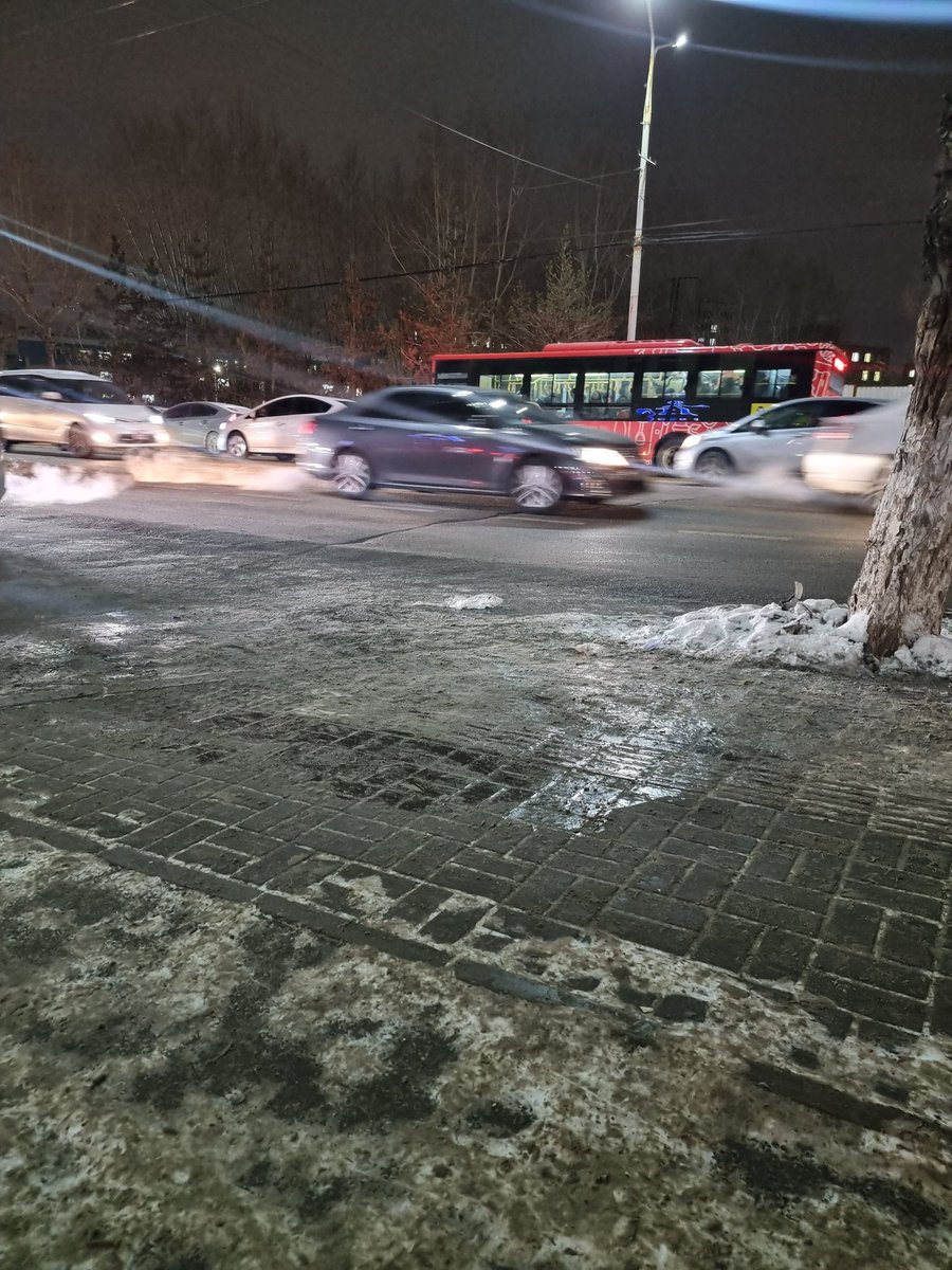 СЭЗДС-ийн урд талын энэ мөсөн дээр унаж яг үхэхээ шахлаа. Газар унаад хөдөлж дуугарч чадахгүй байхад настай эгч татаж босголоо, би гэж хүн нэрийг нь ч асууж чадсангүй. Буян нь дэлгэрэг ээ. 
Гэхдээ иймхэн газар цэвэрлэчихгүй дээ. Намайг дуугарч чадахгүй сууж байхад дахиад 3-4