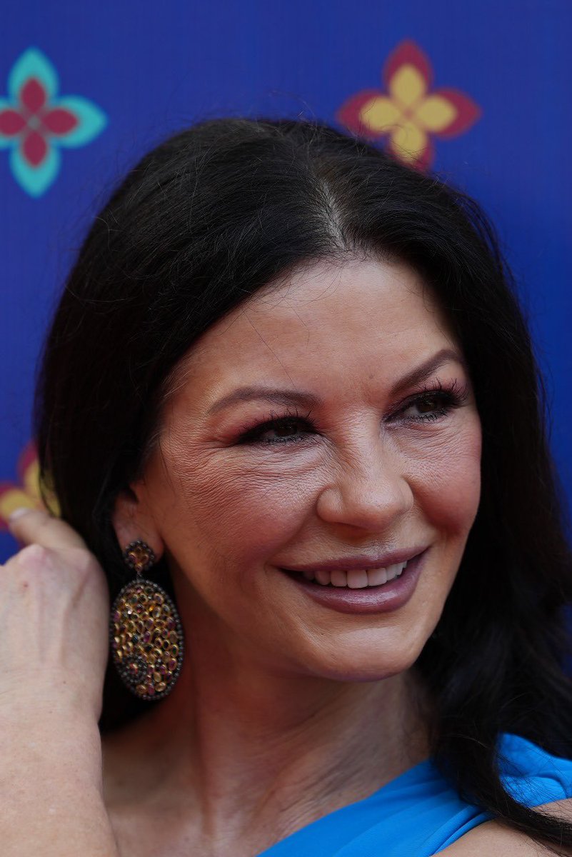 esg_goa's tweet photo. Elegance personified! Catherine Zeta-Jones graces the IFFI 54 red carpet with timeless charm, leaving an indelible mark on the cinematic extravaganza 🔥🤩
#IFFI #IFFI54 #IFFIGOA #ESGGOA #CatherinaZetaJones #RedCarpet #RedCarpetMagic https://t.co/M6jLWCiPKE