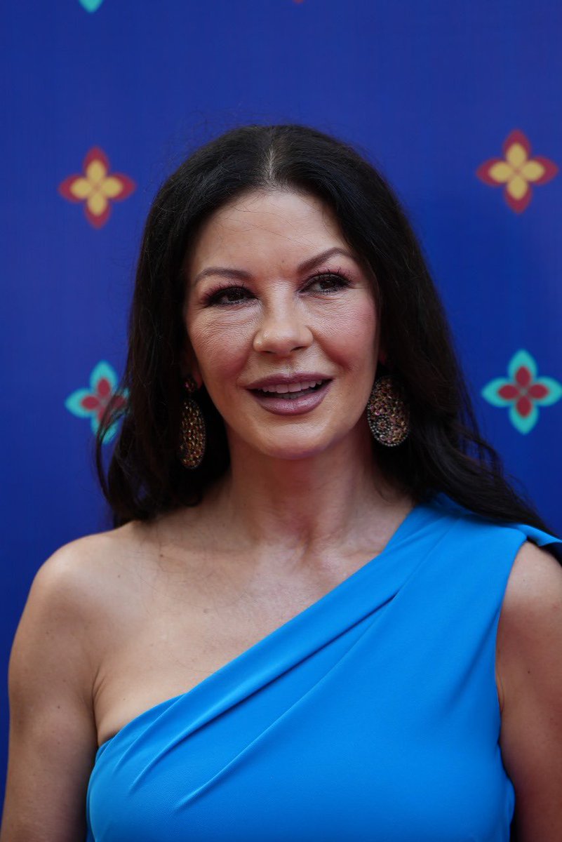 esg_goa's tweet photo. Elegance personified! Catherine Zeta-Jones graces the IFFI 54 red carpet with timeless charm, leaving an indelible mark on the cinematic extravaganza 🔥🤩
#IFFI #IFFI54 #IFFIGOA #ESGGOA #CatherinaZetaJones #RedCarpet #RedCarpetMagic https://t.co/M6jLWCiPKE
