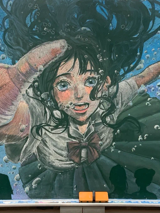 黒板アート甲子園2023にて、美術部の作品が近畿ブロックのエリア賞に選ばれました。踠きながら描きあった日々、力をあわせて成長していった背中、それらを思い返すと喜びもひとしおです。美しい夏をありがとう。改めておめでとう #水想の十七才 
