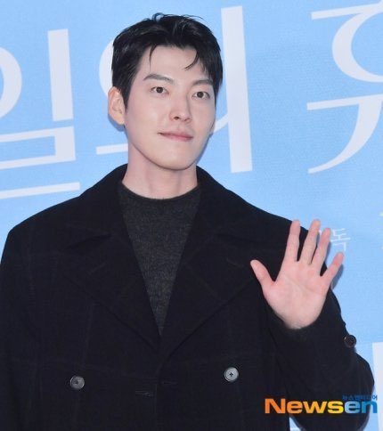 infodrakor_id's tweet photo. Eciye ciye #KimWooBin dateng ke VIP Premiere film #OurSeason buat dukung ayang beb #ShinMinAh 🫶🏻

😍😍😍 https://t.co/MdaqnlbjNg