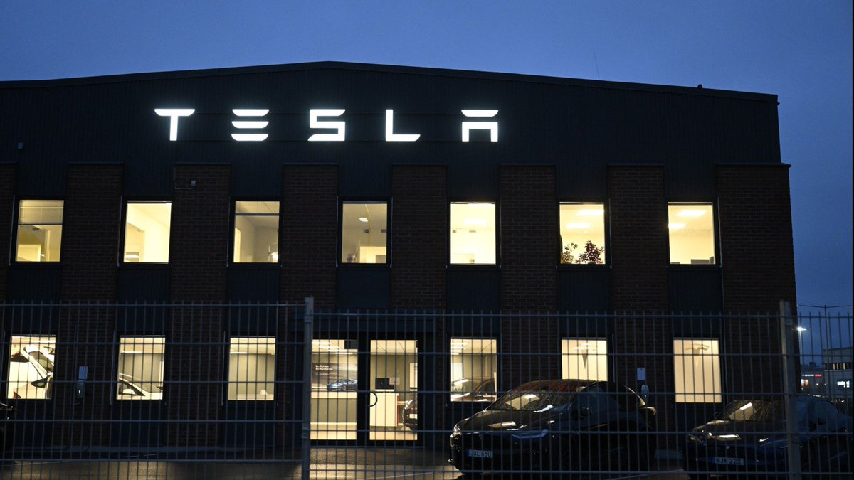 F I N A L L Y!!!!
B R E A K I N G ! ! !

Di reveals: Tesla is suing the state for suspended license plates

The electric car company Tesla is suing the state through the Swedish Transport Agency because the company does not get access to registration plates for new cars, Di can