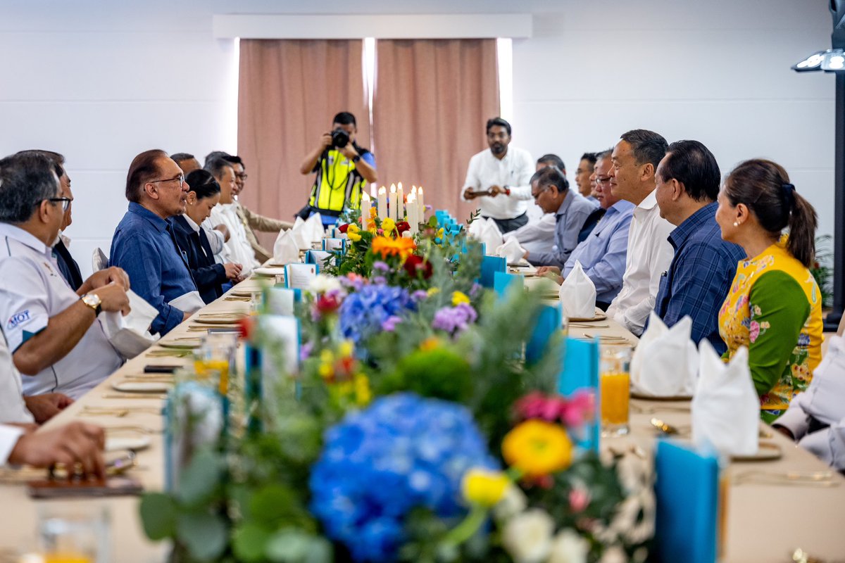 anwaribrahim's tweet photo. Saya dan rakan-rakan menteri yang ikut serta turut dijamu makan tengah hari oleh Perdana Menteri Thailand Srettha Thavisin di The Vista Hotel, Dannok. Semoga persahabatan kedua-dua negara terus utuh dan erat. 

#MalaysiaMADANI https://t.co/FJ60Z4OhKs