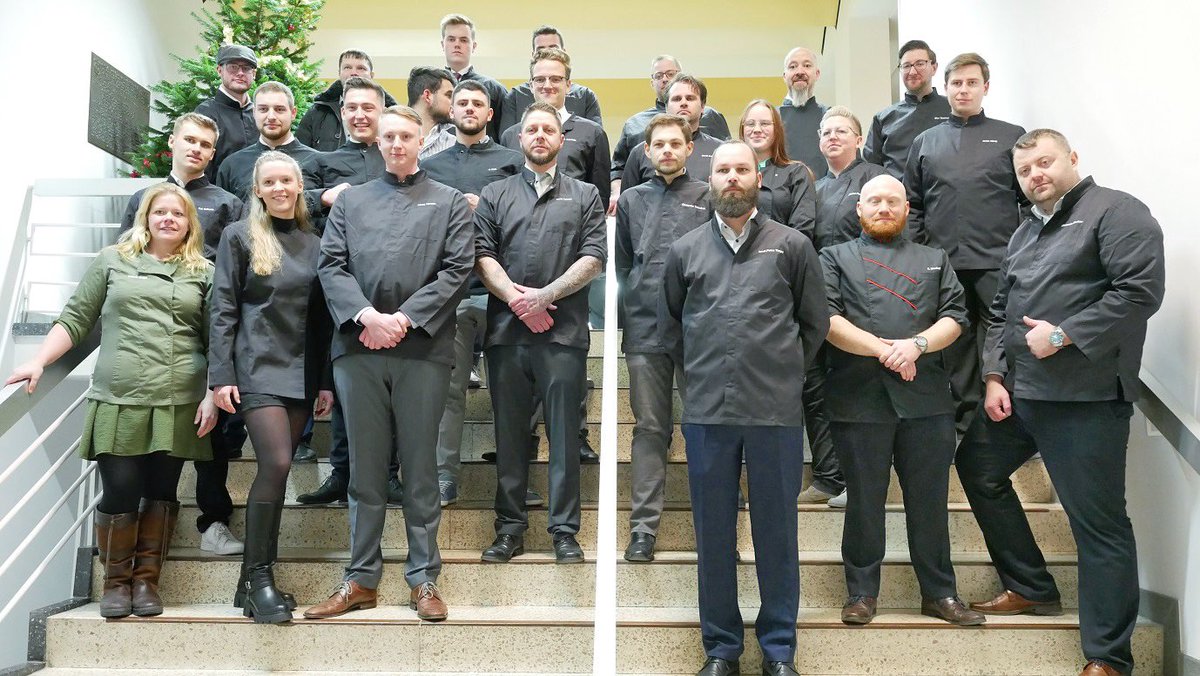 HWK_RheinMain's tweet photo. Die Absolventinnen &amp; Absolventen des Fleischermeisterkurses erhielten die Bescheinigung über ihre bestandenen Prüfungen. 25 Gesellinnen und Gesellen dürfen sich nach 12 Wochen intensiver Arbeit an der Fleischerfachschule Heyne  Meister/in nennen. #hwkfrankfurtrheinmain https://t.co/hI5JJcbnZ0