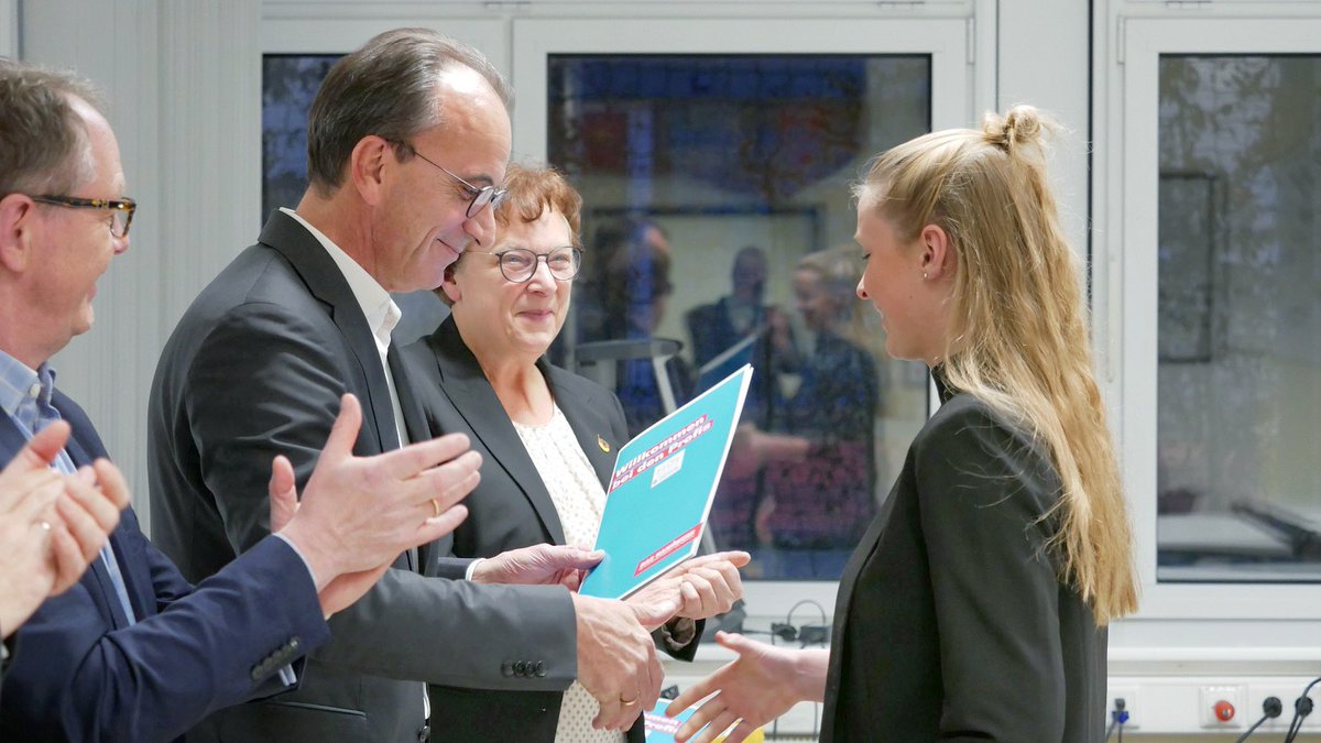 HWK_RheinMain's tweet photo. Die Absolventinnen &amp; Absolventen des Fleischermeisterkurses erhielten die Bescheinigung über ihre bestandenen Prüfungen. 25 Gesellinnen und Gesellen dürfen sich nach 12 Wochen intensiver Arbeit an der Fleischerfachschule Heyne  Meister/in nennen. #hwkfrankfurtrheinmain https://t.co/hI5JJcbnZ0