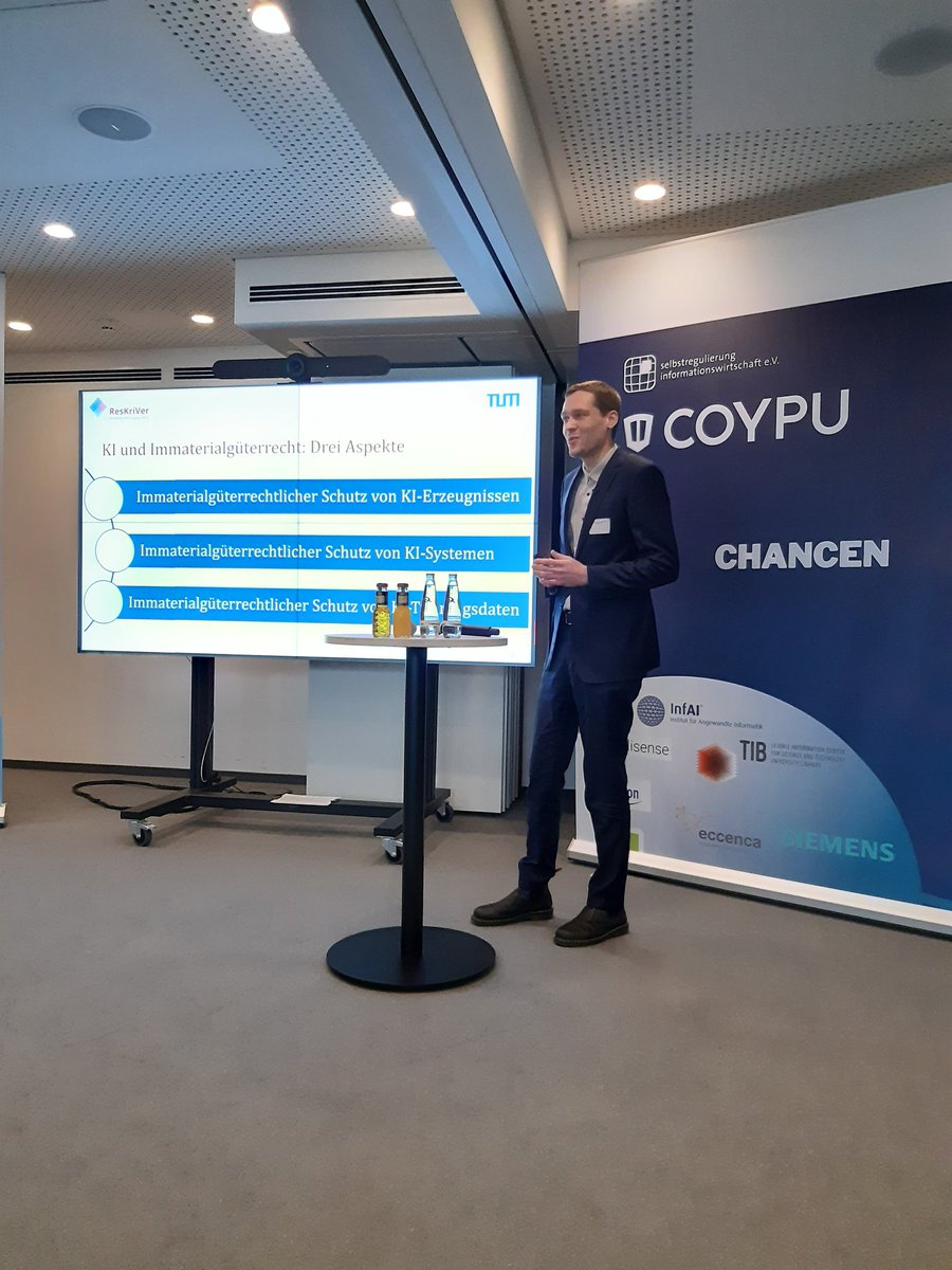 CoypuProject's tweet photo. Vor der Mittagspause spricht Alexander Besner-Lettenbauer @TUM_STS über "#KI und immaterialgüterrechtliche Herausforderungen: Beispiel #ResKriVer". #CoyPu_Project #Urheberrecht #AI #Patent #Trainingsdaten https://t.co/UnZtT9Omro