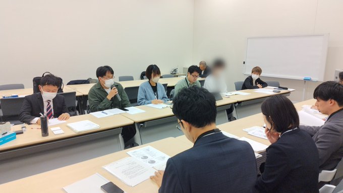 厚生労働省や文部科学省の担当者に青年をとりまく実態をうったえる若者たち。