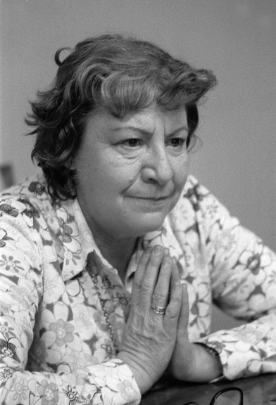 JulitaViejo's tweet photo. Hoy se cumplen 25 años sin Gloria Fuertes.

... era otoño en la mía casi invierno,
también otoño fue en el calendario
era el mes de los muertos
tú, me resucitaste con las manos. https://t.co/Y1w4XCD2yu