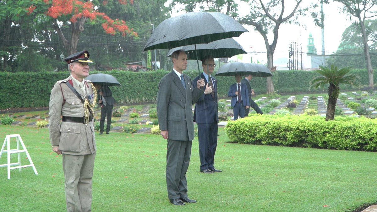 CWGC's tweet photo. Thank you to His Royal Highness The Duke of Edinburgh for visiting our Jakarta War Cemetery and paying respects to the over 1000 Commonwealth casualties we commemorate here.

RT @DomJermey https://t.co/GzXHVnExU7
