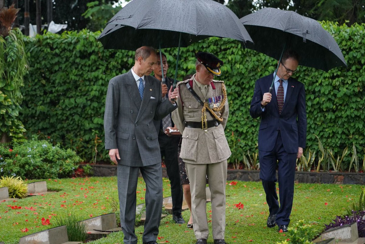 CWGC's tweet photo. Thank you to His Royal Highness The Duke of Edinburgh for visiting our Jakarta War Cemetery and paying respects to the over 1000 Commonwealth casualties we commemorate here.

RT @DomJermey https://t.co/GzXHVnExU7
