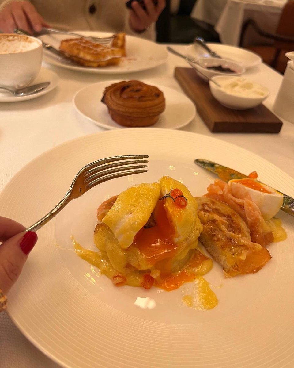 Clarifies breakfast five star hotel ☕️🥪🍽😋🖤
#London 🇬🇧