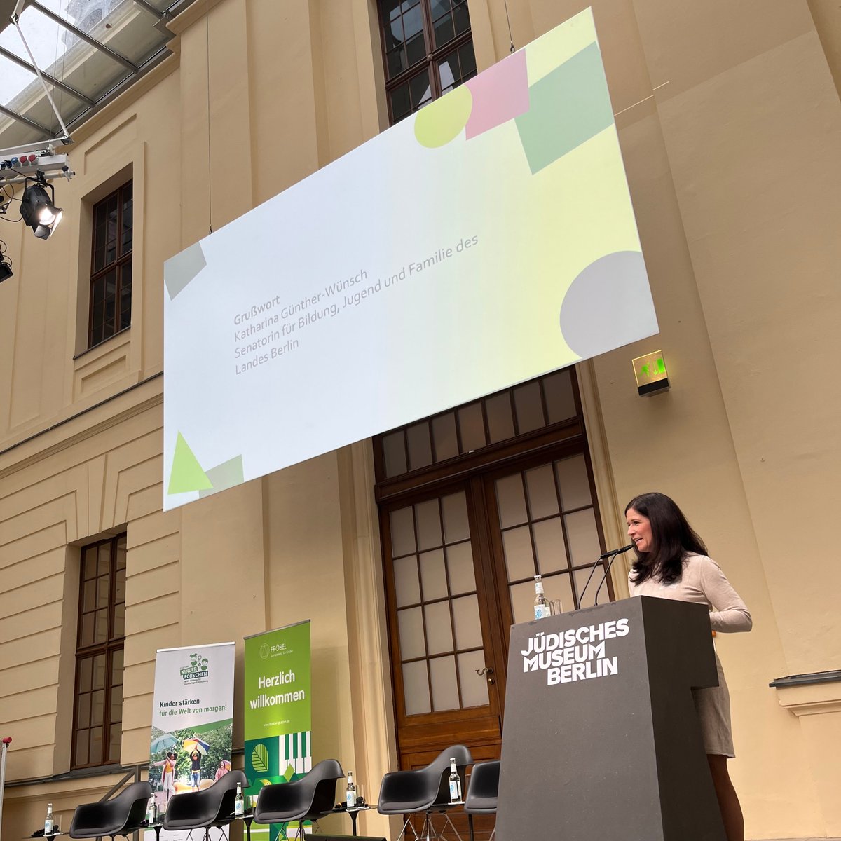 Demokratie ist erlernbar – und wir fangen schon in der Kita damit an! Wie das am besten funktioniert, ist heute Thema beim #PlenumFrühpädagogik. Senatorin Katharina Günther-Wünsch spricht dazu mit Vertreter/-innen aus Schulpraxis, Wissenschaft und Politik. 1/2