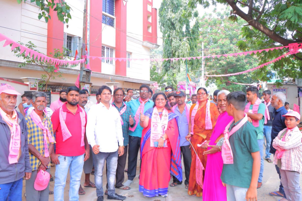 MamtaManga's tweet photo. Held a meeting with Shri. @NagenderDanam garu at bandlines, informed the residents about the various scheme benefits everyone gets when #kcr garu comes back to power again. 

@KTRBRS @sravandasoju https://t.co/x86E8AhzeV