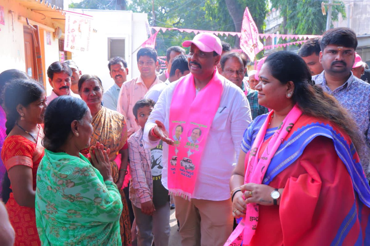 MamtaManga's tweet photo. Held a meeting with Shri. @NagenderDanam garu at bandlines, informed the residents about the various scheme benefits everyone gets when #kcr garu comes back to power again. 

@KTRBRS @sravandasoju https://t.co/x86E8AhzeV