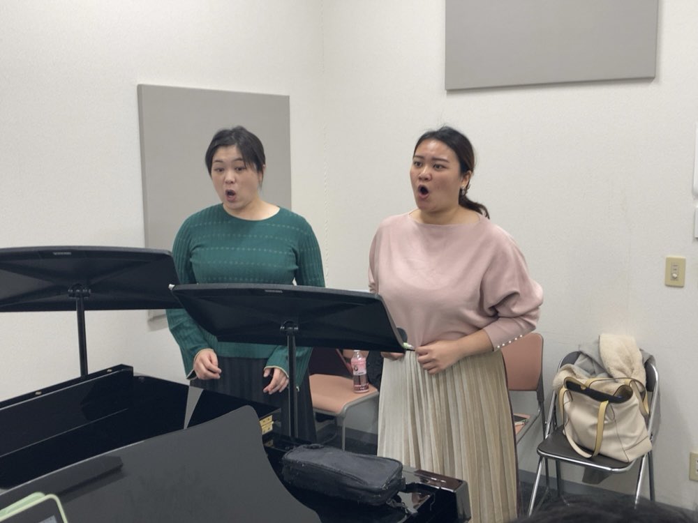 tokorozawaopera's tweet photo. 本日の稽古の様子をお届けします✨

今回はピアノと弦楽器による伴奏で
有名なオペラアリア、オペラ重唱、アンサンブル
そしてピアノと弦楽四重奏による作品も演奏します♬

皆様お誘い合わせの上、ご来場お待ちしております📣 https://t.co/dQRsttxjIs