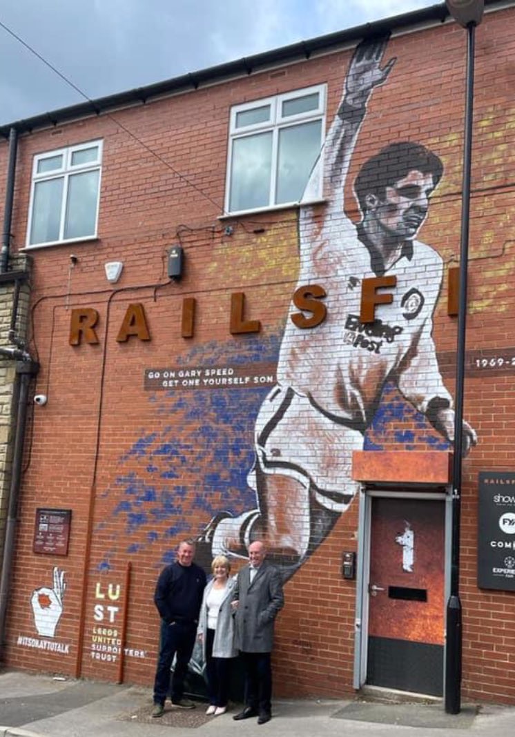 12 years since this #LUFC legend left us. Fortunately I was able to be involved in bringing Carol and Roger Speed over to see this magnificent mural of Gary. Remember Lads, please speak up if you have any problems @andysmanclubuk @lufctrust