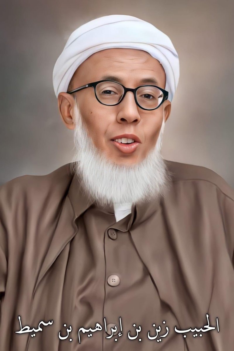 CintaRasulAllah's tweet photo. Beliau ialah Al Imam Al Arifbillah Al Faqih Al Muhaqqiq Al Allamah Habib Zein bin Ibrahim bin Sumieth حفظه الله تعالى 

Beliau digelar Imam Asy Syafie Soghir atau Imam Asy Syafie pada zaman ini kerana kefaqihan beliau dalam Fiqh terutama dalam mazhab Asy Syafieyah.

Beliau adalah antara manusia yang diberi Kemuliaan oleh Allah seperti Al-Imam ‘Ali bin al-Husein bin ‘Ali bin Abi Thalib, Mampu istiqomah solat sunat 1000rakaat . SATU RIBU Rakaat pada setiap malam hari .

Seorang Guru di Ribat Al Jufri Madinah berkata,

“Saya tak percaya bila dikhabarkan beliau solat 1000 rakaat pada malam hari, sehinggalah saya melihatnya sendiri .”

Semoga Allah menjaga Beliau. Ameen