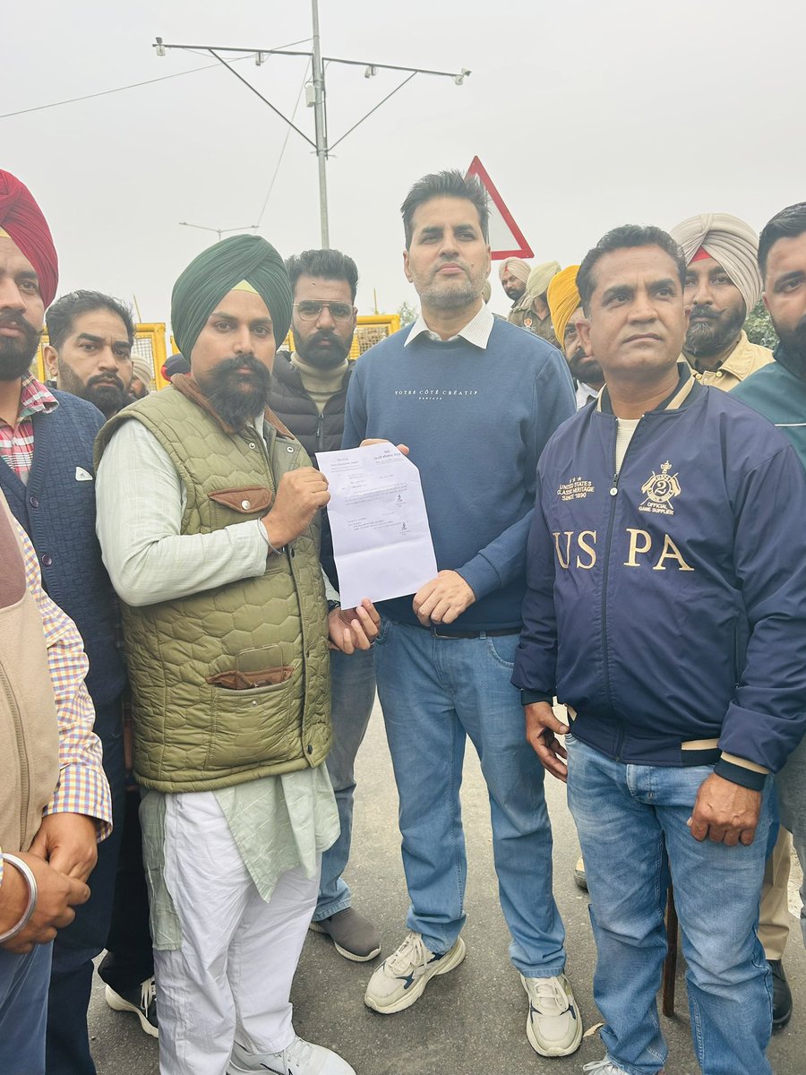 PunjabNsqf's tweet photo. NSQF UNION ਵੱਲੋ ਕੱਲ ਤਨਖਾਹ ਵਾਧੇ ਨੂੰ ਲੈ ਕਿ ਮੁੱਖ ਮੰਤਰੀ @BhagwantMann ਜੀ ਦੇ ਸੰਗਰੂਰ ਨਿਵਾਸ ਦਾ ਘਿਰਾਓ ਕੀਤਾ ਗਿਆ ॥ ਸਰਕਾਰ ਨੇ 8 ਦਸੰਬਰ ਦੀ ਮੀਟਿੰਗ ਦਿੱਤੀ  ਹੈ ਅਗਰ ਹੱਲ ਨ ਨਿਕਲਿਆ ਤਾ 9 ਦਸੰਬਰ ਤੋਂ ਧਰਨਾ ਦਵਾਗੇ @harjotbains @NSQF_MP @wbnsqf https://t.co/IXWCJqctjP
