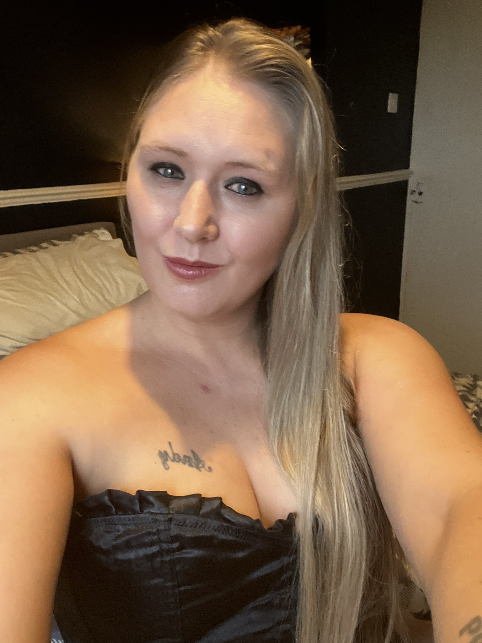 Follow me retweet and sub to my of if I get 1000 new followers I will reward with nudies 😘😘 https://t.co/ml8Ex9GFvj https://t.co/kLbYkh5aYs