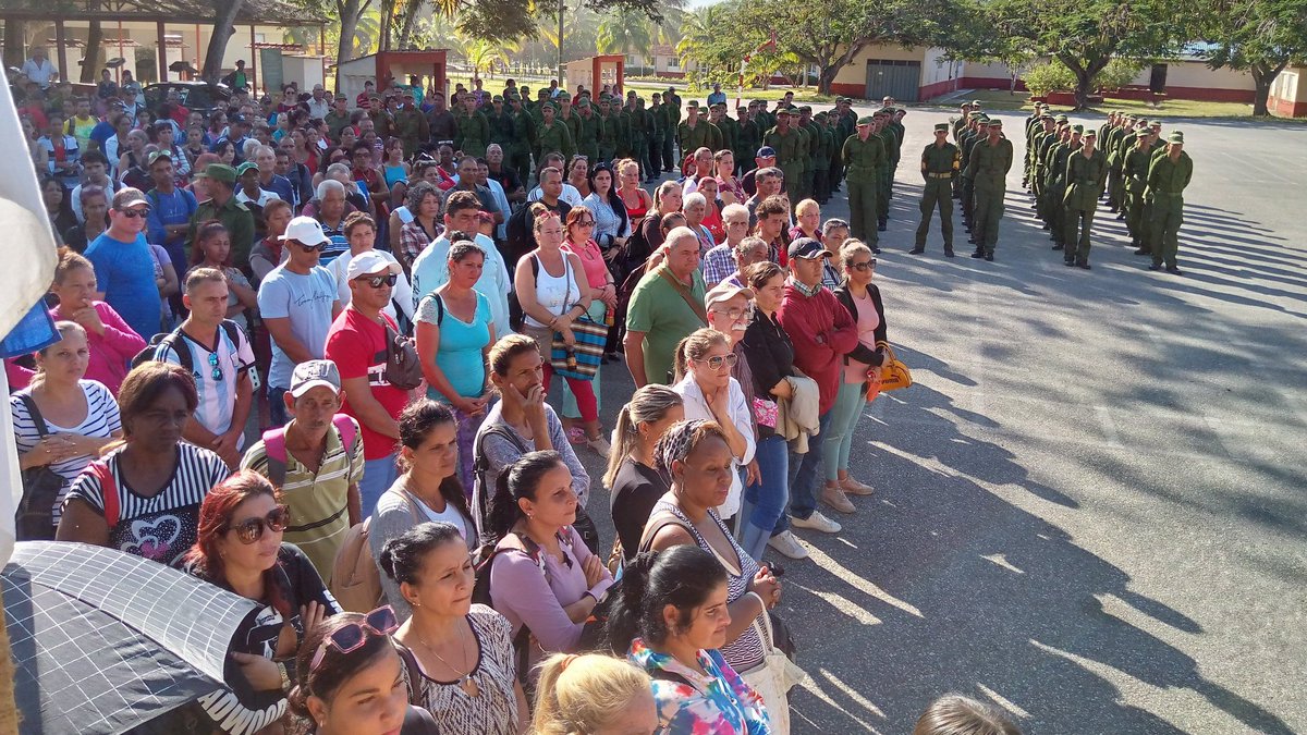 CentralEjercito's tweet photo. Se realizó en todos nuestros territorios reuniones con los padres de los jóvenes recién incorporados a los Centros de Preparación Básica,  dónde se le explica todo lo referente al cumplimiento del Servicios Militar Activo de sus hijos.
#Cuba https://t.co/AWOaBZ5Ypp