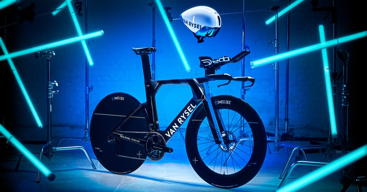Decathlon's tweet photo. À partir de janvier 2024, les coureurs de l’équipe DECATHLON AG2R LA MONDIALE seront équipés par @van_rysel :
- Vélos RCR Pro Dura Ace Di2 et XCR Dura Ace Di2
- Casques RCR, FCR et XCR
- Lunettes ROADR 900 https://t.co/GgRrOevDUt