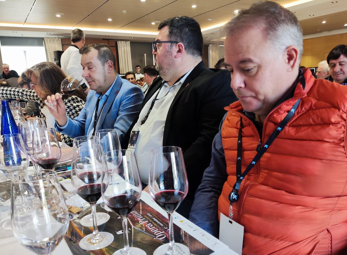 CataOperaPrima's tweet photo. 🍷 @CataOperaPrima 2️⃣0️⃣2️⃣3️⃣

👅 Catamos @BodegasTrus #pagodellscapellanes #DominioFournier #detilio @BodegaCopaboca

@tierradesabor @Dip_Va @caixabank @vidyenol @ChefSommelierES #MuseoProvincialdelVino #MilladeOrodelVino @jamonesaljomar @JMGoncalves2 

💻 https://t.co/GC5zeCicgH https://t.co/guyOigm5Ah
