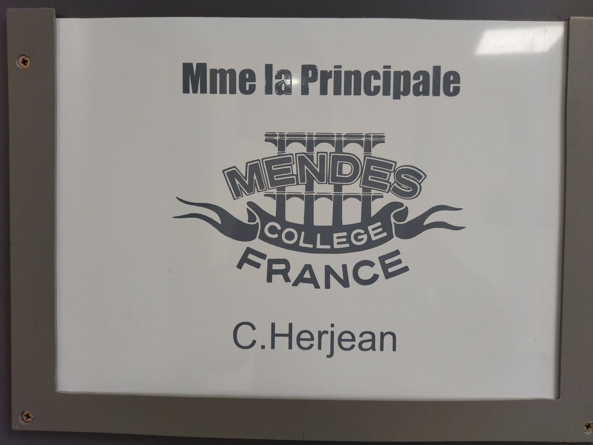 MendesCollege's tweet photo. Quand les élèves du groupe Avenir+  travaillent sur la signalétique du collège. Cela donne du sens à leur travail. Merci à eux et à leur professeur. https://t.co/stwO4Iinlf
