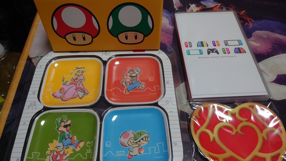 RadXIII's tweet photo. お家に帰るとこんな物が届いた。
プラチナポイントがなくなるのがもったいないから頼んでたやつ〜
で、ポイントグッズだけだと送料かかるから、試しにキノコの塩胡椒入れとマリオの小皿も頼んでみた。使うのもったいない気がしてきた😶 https://t.co/YZY5ZmH7DP