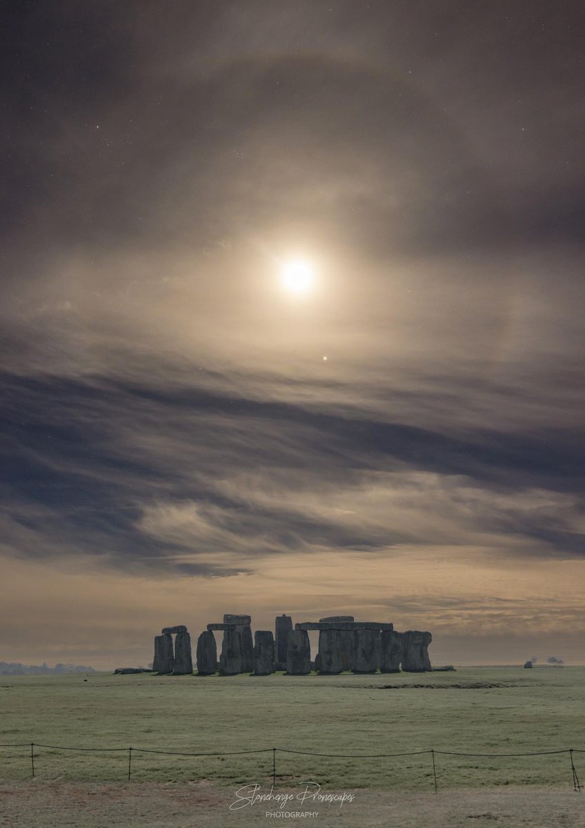 SpaceToday1's tweet photo. Linda foto de Stonehenge com a Lua e um belo halo e Júpiter no céu, composição simplesmente espetacular!!! https://t.co/NfkHHPLtpK