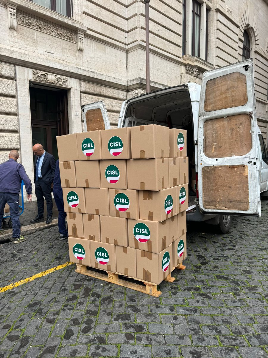 Il segretario generale della Cisl #LuigiSbarra, la segretaria organizzativa #DanielaFumarola insieme gli altri segretari confederali alla consegna presso gli uffici della Camera dei Deputati delle 200 scatole che contengono quasi 400 mila nomi e cognomi di cittadini che hanno