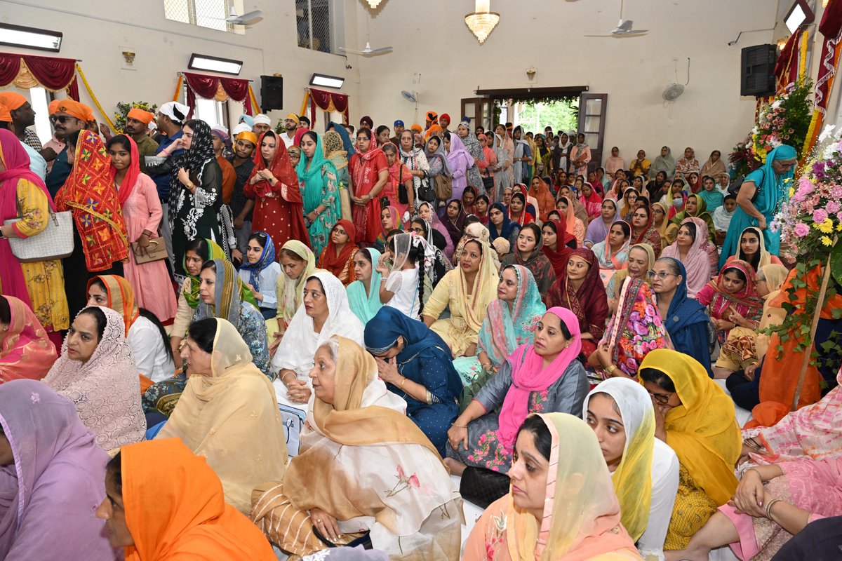 On the auspicious occasion of #GuruNanakDevJi’s #PrakashParv, Governor Ravi paid obeisance at Sri Guru Nanak Sat Sangh Sabha, Chennai and prayed for harmony, peace, prosperity, happiness, and well-being of all.