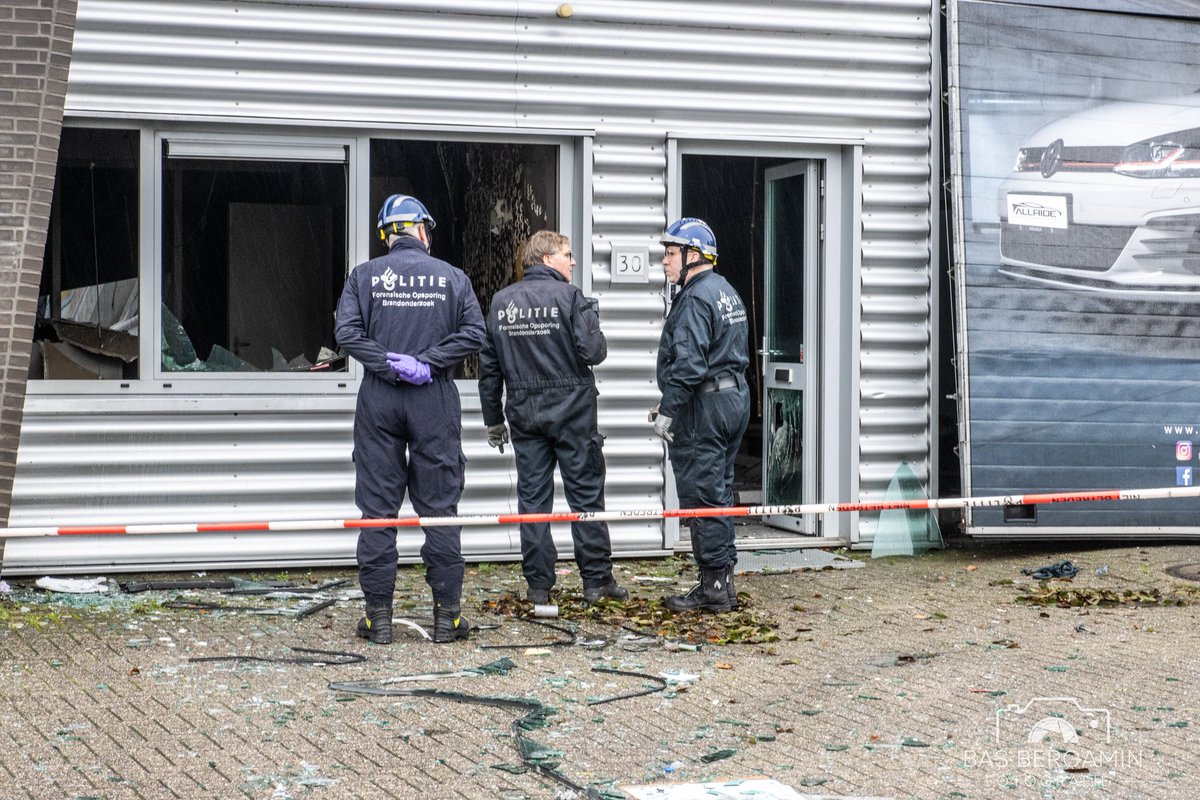 pers0251's tweet photo. Afgelopen nacht heeft er een #explosie plaatsgevonden op de #Signaal in #Purmerend, het bedrijfspand raakte zwaar beschadigd.
Team brandonderzoeken van de #politie is momenteel druk bezig met onderzoek.
De politie is opzoek naar #getuigen. https://t.co/y7zKgNlj34