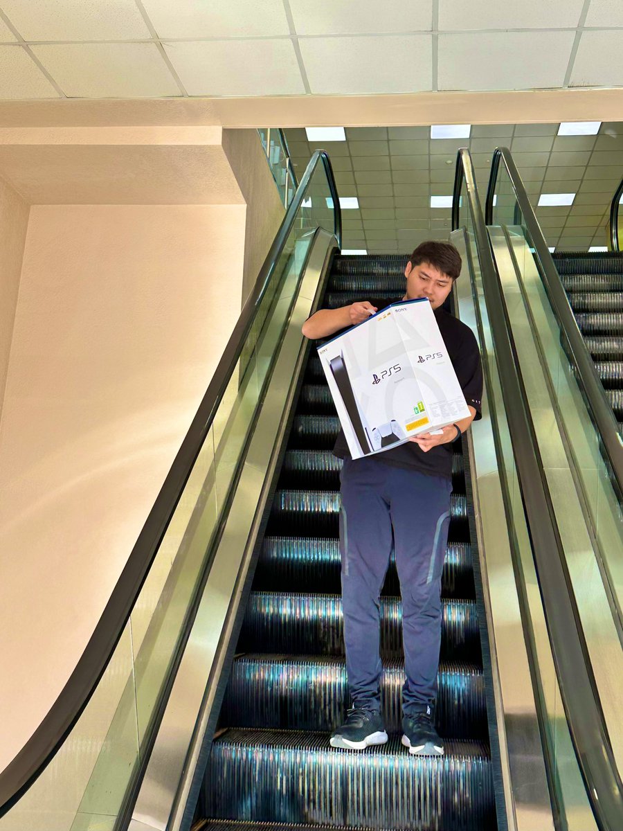 Подарила мужу на PS5 на НГ. 
Кажется, я супер жена )