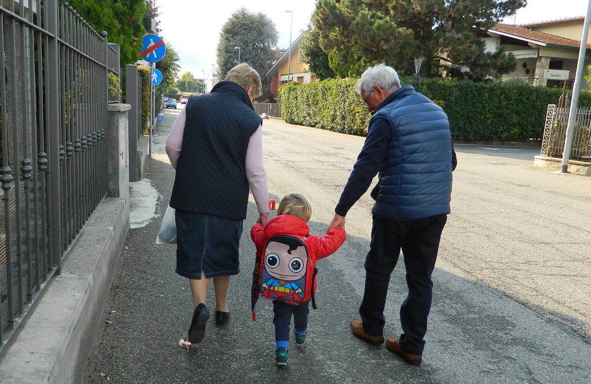 Però poi la famiglia #patriarcale vi fa comodo quando i nonni vi accudiscono i figli, li vanno a prendere a scuola e vi aiutano ad arrivare a fine mese con la pensione. #ipocriti #sinistra #patriarcato #femministe