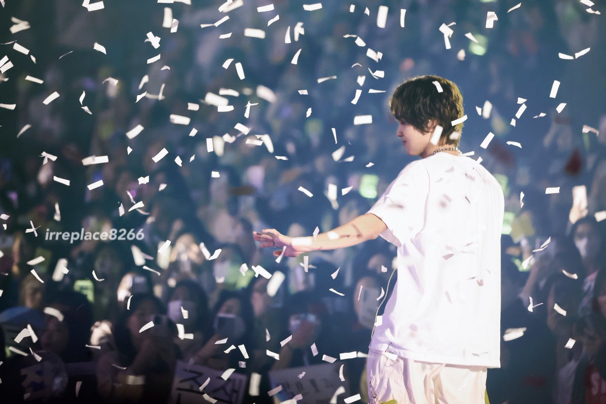 hyeokfs's tweet photo. pretty haechan shot on the stage with confetti https://t.co/DhmcfljKDS
