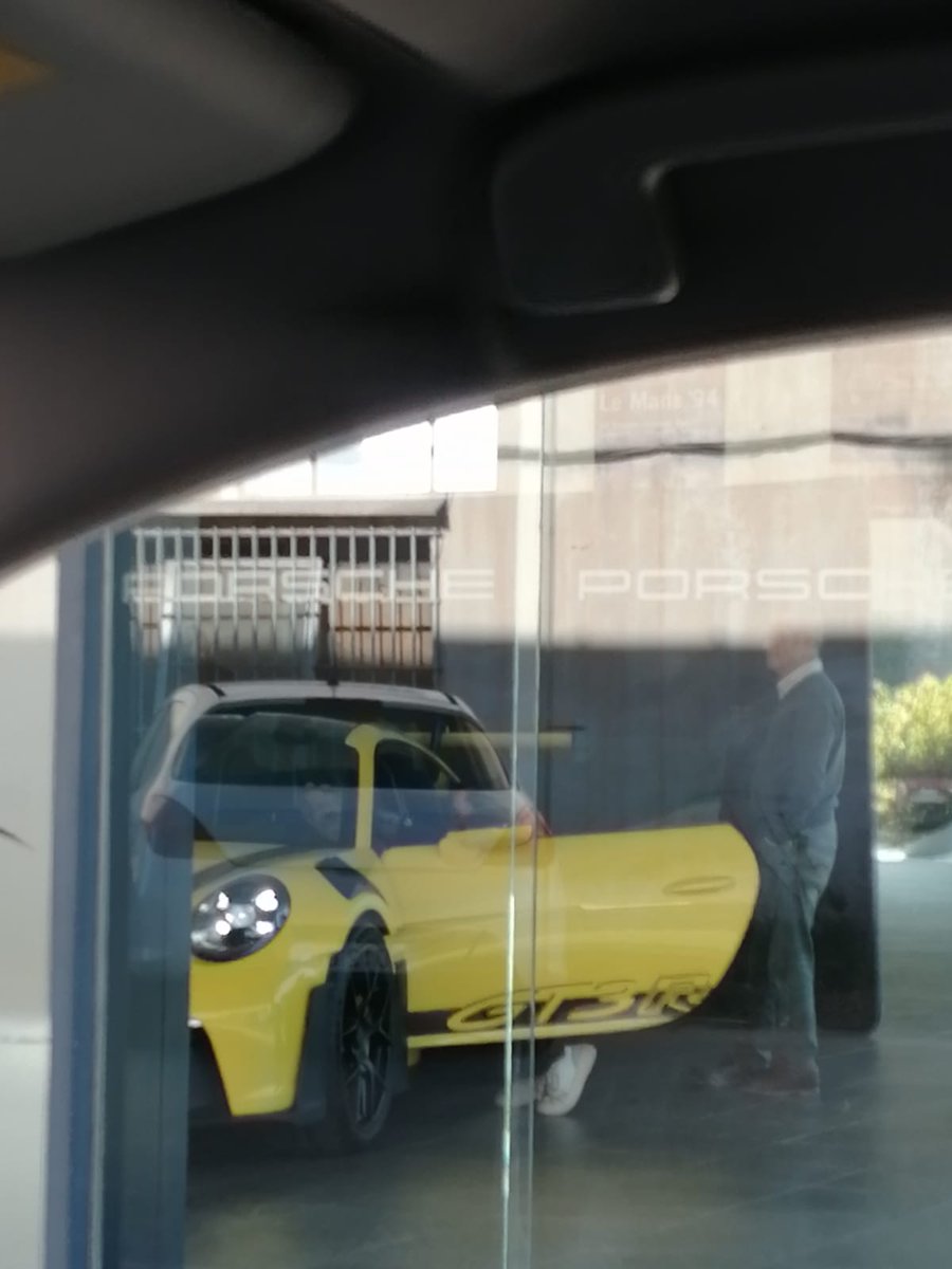 felipe014's tweet photo. @jfmillancope Hoy el tal Enrique Ortiz recogiendo uno más para su colección, Porche GT3RS 992 desde 286.000 euros. Preocupao está por el Hércules cf. https://t.co/FiJ0GvSBgL