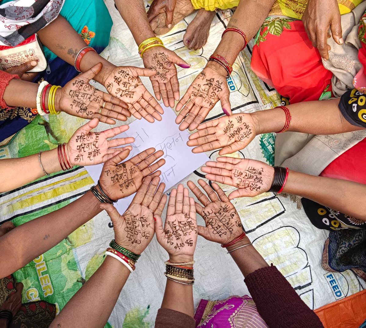 DAY_NRLM's tweet photo. Women’s work- care, household &amp; outside- is undervalued. @brlps_jeevika SHGs across Bihar discussed women’s invaluable contribution to their homes &amp; the economy as part of the #NayiChetna campaign. Their hands read ‘Mahila Pariwar Ki Shakti’ #PahalBadlaavKi #ChuppiTodenge https://t.co/HwBaYPCv85