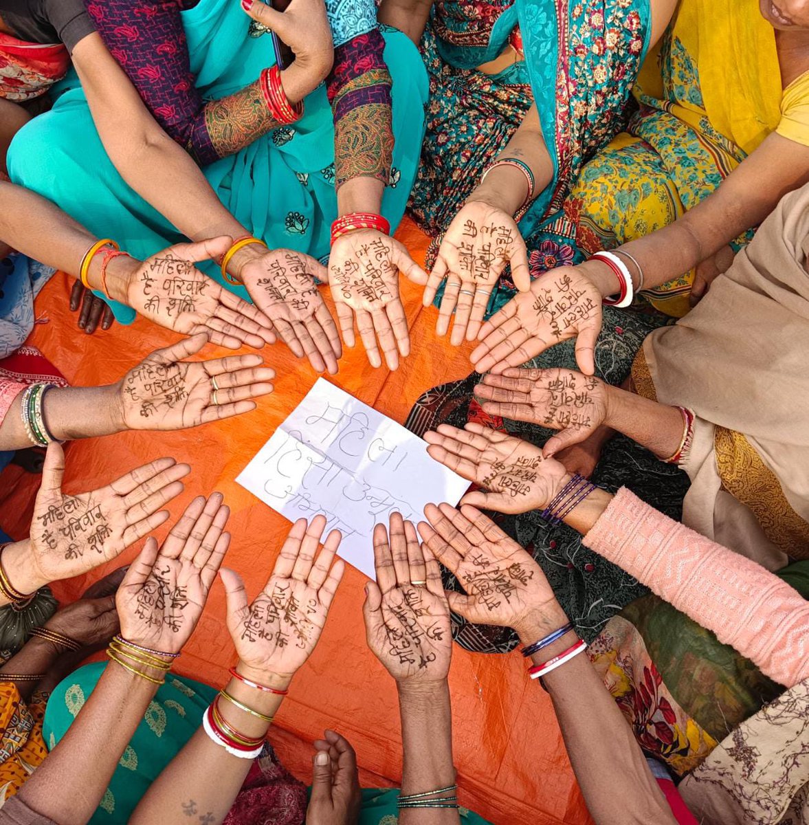 Women’s work- care, household &amp; outside- is undervalued. <a href="/brlps_jeevika/">JEEVIKA Bihar</a> SHGs across Bihar discussed women’s invaluable contribution to their homes &amp; the economy as part of the #NayiChetna campaign. Their hands read ‘Mahila Pariwar Ki Shakti’ #PahalBadlaavKi #ChuppiTodenge